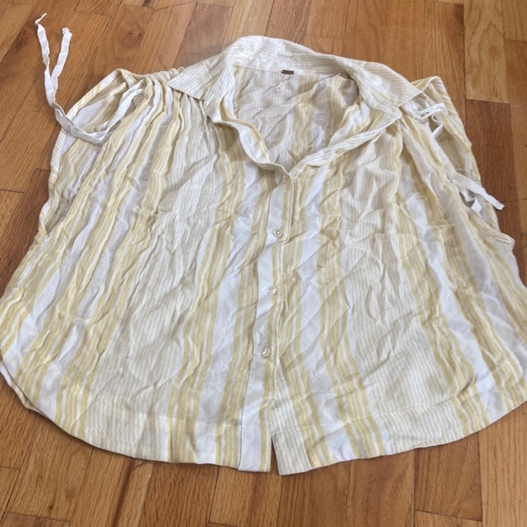 Women’s Free People top. Yellow/white. Size S